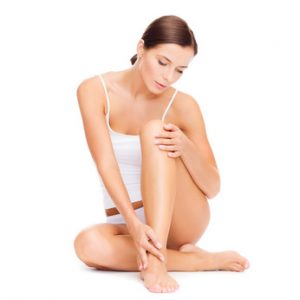 mujer cuidando su piel: piernas, brazos y cara