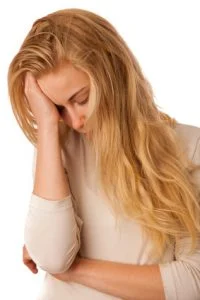 chica con dolor de cabeza fuerte